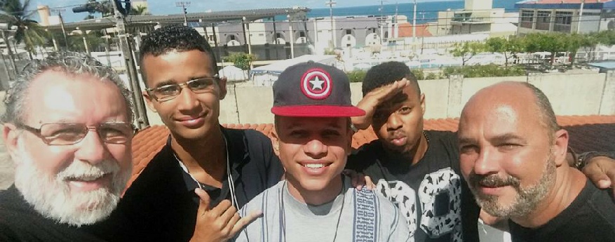 INSTIGartIVATORS and young creators together on a rooftop in Rio de Janeiro.